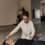 Mains d'une magnétiseuse en imposition lors d'une séance de magnétisme à Montélimar