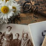 Vieilles photos de famille et livre ancien évoquant l'héritage transgénérationnel en psychogénéalogie et constellations familiales