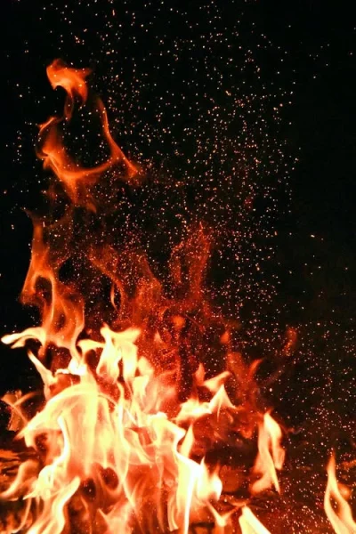 Flammes ardentes symbolisant les sensations de brûlure et de chaleur accompagnées par le coupeur de feu à Montélimar